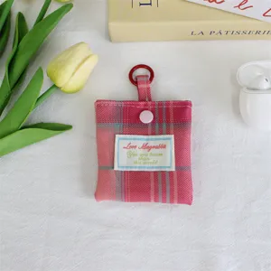 Roze geruite mini portemonnee koptelefoon tas met ophangring en geborduurd label.