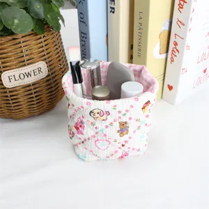 Panier de rangement en tissu mignon pour le maquillage et les petits objets de bureau.