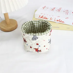 Vue détaillée du panier de rangement en tissu matelassé mignon avec doublure à carreaux et chiens.