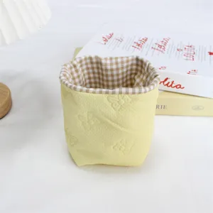 Panier de rangement en tissu mignon pour bureau, design jaune avec joli nœud papillon.