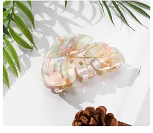 Bunter Azetat-Monstera-Blatt-Haarklammer, goldene Adern, elegantes Accessoire für schönes Haar.