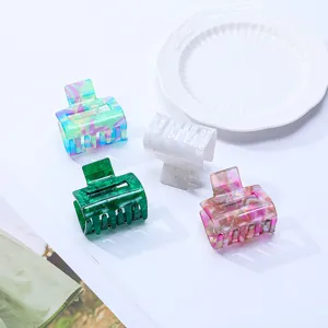 Set mit vier bunten marmorierten Haarklammern, stilvolle und süße Sommer-Haaraccessoires.