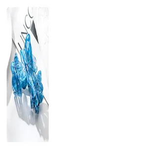 Detailansicht der blauen Blumen Haarklammer, transluzenter Look, elegantes Sommer Haaraccessoire.