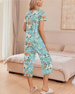 Women floral printed short sleeve pajama top and capri pants sleepwear set with pockets.