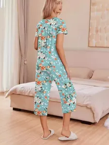 Women floral print short sleeve pajama top and capri pants sleepwear lounge set for home.