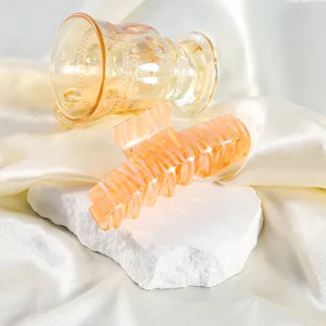 Elegante große Acryl Haarklammer mit stilvollen orangen Streifen für Damen und modisches Styling