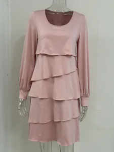 Abito lungo rosa a balze da donna, vestito midi casual con scollo rotondo per autunno.