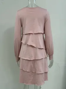 Abito midi rosa a maniche lunghe con balze e girocollo da donna moda casual elegante autunnale.