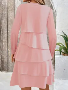 Dettaglio abito rosa a maniche lunghe con balze, vista posteriore, elegante look autunnale chic.
