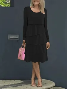 Abito nero a balze con maniche lunghe, elegante vestito casual da donna per ogni occasione.
