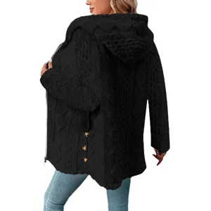 Schwarze Fleece Kapuzenjacke Detailansicht mit Reissverschluss und Knoepfen an der Seite.