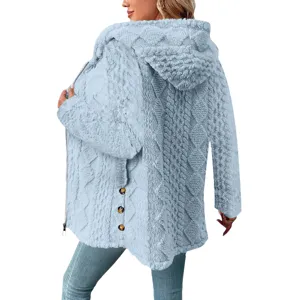 Detailansicht der hellblauen flauschigen Damen Fleece Kapuzenjacke mit Reißverschluss.