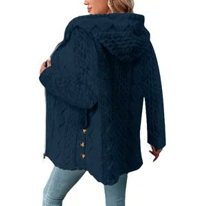 Detailansicht der langen Damen Fleece Kapuzenjacke in Dunkelblau mit Reißverschluss Knöpfen.
