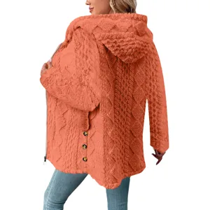 Langer kuscheliger Kapuzen-Cardigan Mantel Detail mit Frontreißverschluss und Seitentaschen.