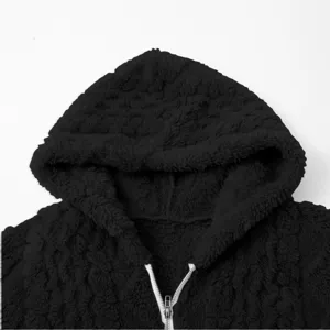 Detailansicht der schwarzen Damen Plüsch Kapuzenjacke mit Reißverschluss und Struktur.