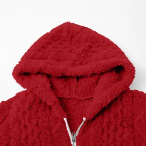 Detailansicht der roten Plüsch Fleece Kapuzenjacke mit Reißverschluss, weiche Textur.