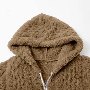 Nahaufnahme Detail brauner flauschiger Fleece Kapuzenmantel mit Zipper weich warm.