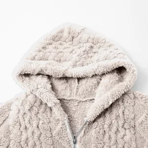 Nahaufnahme der Plüsch-Fleece-Kapuze mit weicher Textur und praktischem Frontreißverschluss.