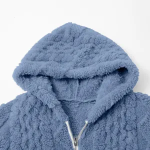Damen blaue Fleece Kapuze Reißverschluss Mantel Detail, weiche flauschige Winterjacke.