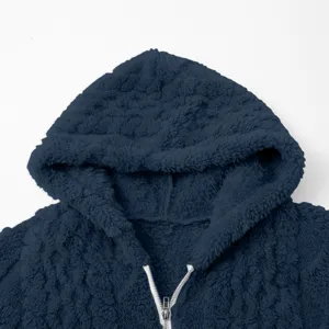 Detailaufnahme einer blauen Damen Fleece Kapuzenjacke mit Reißverschluss weicher Stoff