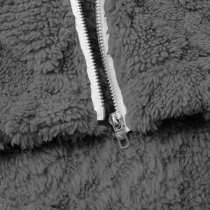 Nahaufnahme Detail des Damen Plüsch Fleece Cardigan Reißverschlusses, weiche Sherpa Textur.