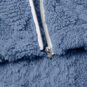 Blaue Fleecejacke Detail, weicher flauschiger Stoff Nahaufnahme mit Reißverschluss, warme Winterkleidung.