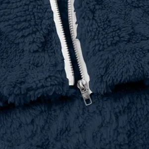Nahaufnahme des Reißverschlusses aus kuscheligem, dunkelblauem Fleece, weiche Textur.