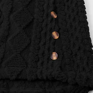 Damen schwarze Fleece Strickjacke Mantel Detail mit braunen Schildpatt Knöpfen Winter.