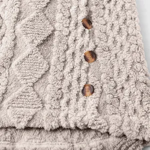 Nahaufnahme der flauschigen Damen Fleecejacke Textur mit klassischen braunen Knöpfen.