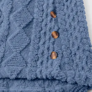 Nahaufnahme Detail der blauen flauschigen Damen Fleecejacke Textur mit braunen Knöpfen Winter