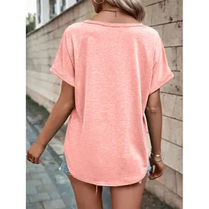 Vue arrière détaillée d'un t-shirt à manches courtes uni pour femme, coupe ample et confortable.