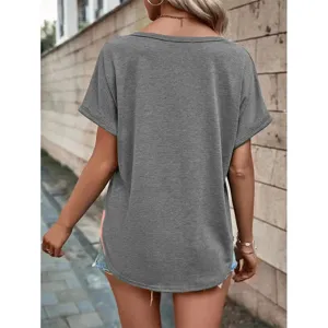 Vue de détail d'un t-shirt gris décontracté à manches courtes pour femmes, coupe ample.