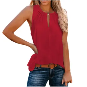Rode mouwloze top met V-hals en metalen gesp detail voor dames casual zomerkleding stijl.
