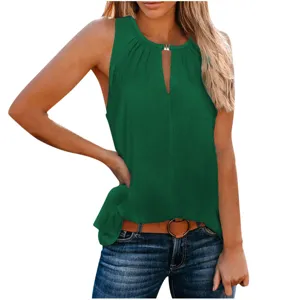 Detailopname van de groene mouwloze top met een stijlvolle V-hals en elegante opening.