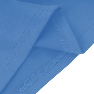 Gedetailleerd uitzicht van blauwe effen stof met prachtig stikwerk en nette afwerking.