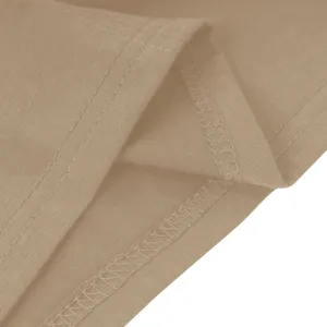 Kledingstof detailweergave, fijne stiksels en presentatie van effen materiaaltextuur.