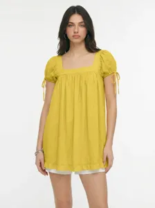 Camicetta gialla da donna con scollo quadrato, maniche a palloncino e volant chic.