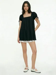 Nahaufnahme Details des schwarzen Damen Tops mit Karree-Ausschnitt, Schleifen und Rüschen.