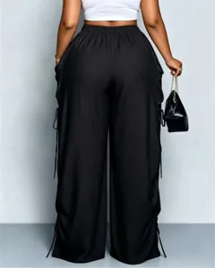 Vista dettagliata dei pantaloni casual larghi da donna con coulisse laterale ed elastico in vita.