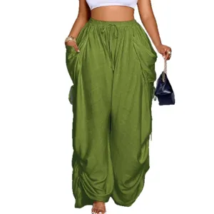 Pantaloni cargo larghi verdi da donna con vita elastica con coulisse e tasche laterali.