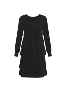 Primo piano del design a balze sovrapposte e delle maniche lunghe del vestito nero.