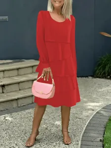 Donna autunno vestito lungo a balze dettaglio, elegante abito midi rosso girocollo.