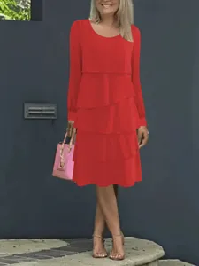 Abito lungo rosso a balze da donna, vestito midi casual con collo rotondo per autunno chic.