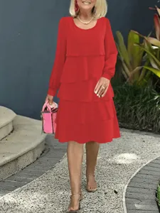 Dettaglio abito lungo a balze autunnale, elegante abito casual girocollo donna nuovo