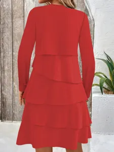 Abito lungo rosso a balze vista posteriore mostra strati eleganti e vestibilità comoda.