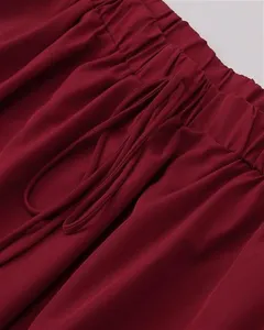 Gros-plan sur la taille élastique d'une jupe pour femme avec cordon de serrage bordeaux.