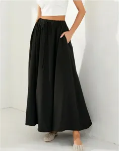 Jupe longue noire décontractée avec taille élastique à cordon et poches pratiques.