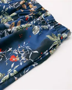 Détail de jupe plissée à taille élastique imprimée florale, jupe femme été décontractée.