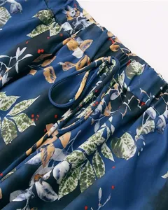 Gros plan sur les details de la taille elastique de jupe avec cordon et imprime floral