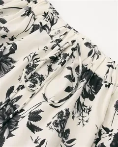 Vue détaillée d'une jupe pour femme à imprimé floral avec taille élastique et cordon.